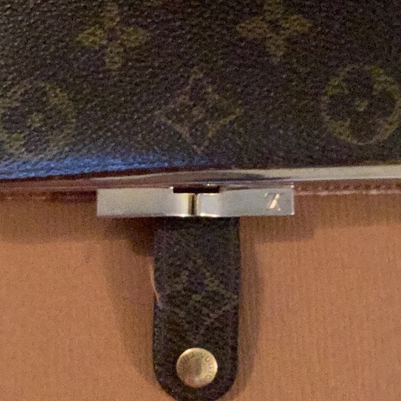 Vintage authentic Louis Vuitton bifold/ snap & button closure wallet. - Picture 10 of 14